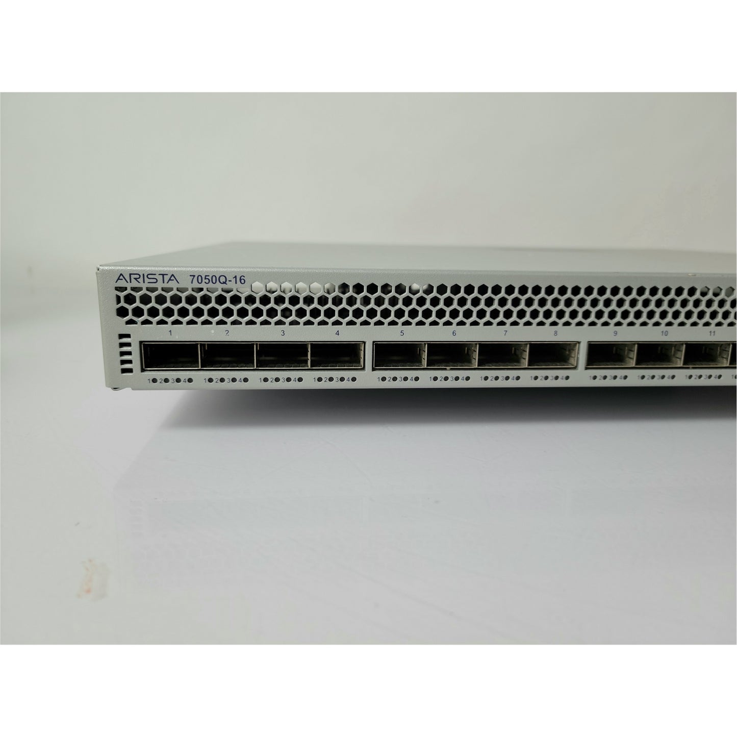 Arista DCS-7050Q-16-F, 16xQSFP+ & 8xSFP+ combo port switch (Used - Good)